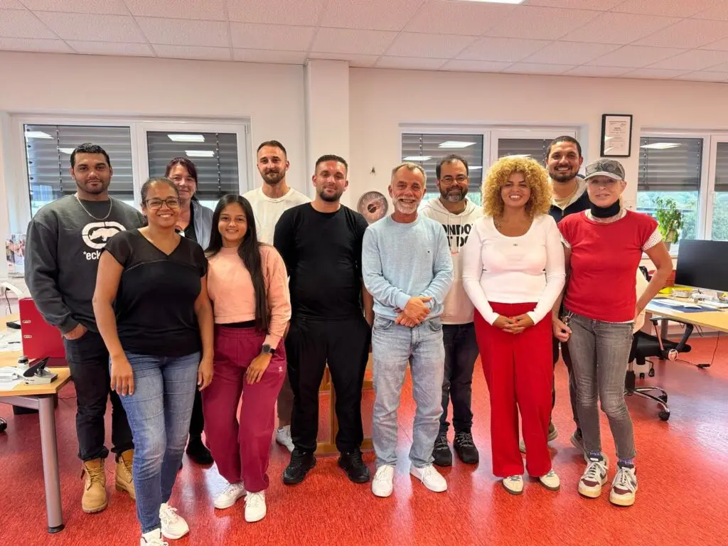 Team eines ambulanten Pflegedienstes bei gemeinsamer Besprechung